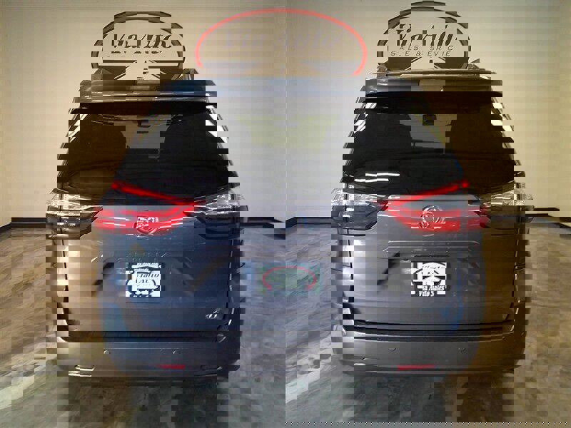 Used 2017 Toyota Sienna XLE image 6