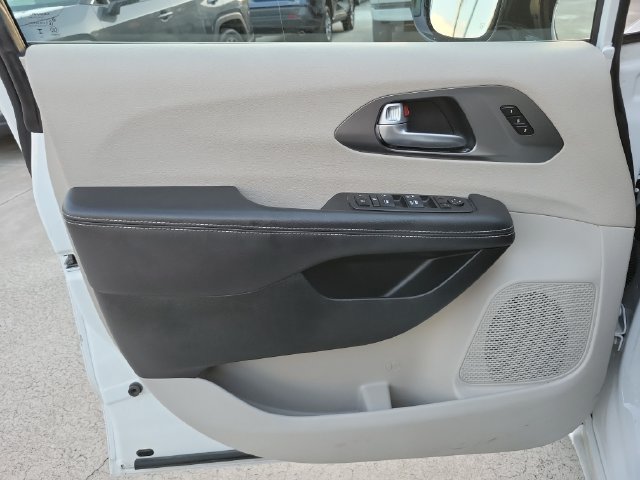 Used 2024 Chrysler Pacifica Touring-L FWD image 10