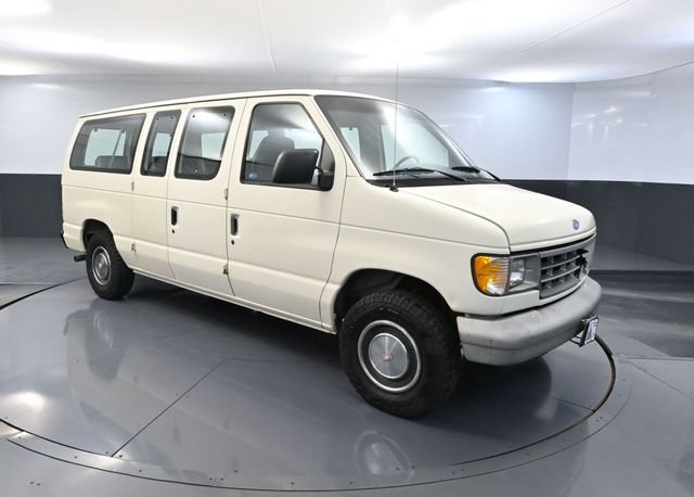 Used 1995 Ford E-150 and Econoline 150 Club Wagon RWD image 1
