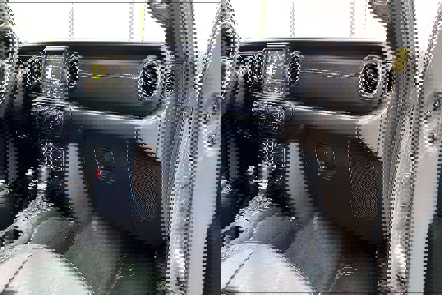 Used 2019 Jeep Wrangler Unlimited Sahara image 19