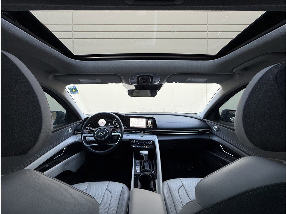 Used 2022 Hyundai Elantra Limited w/ Preferred Accessory Package image 17