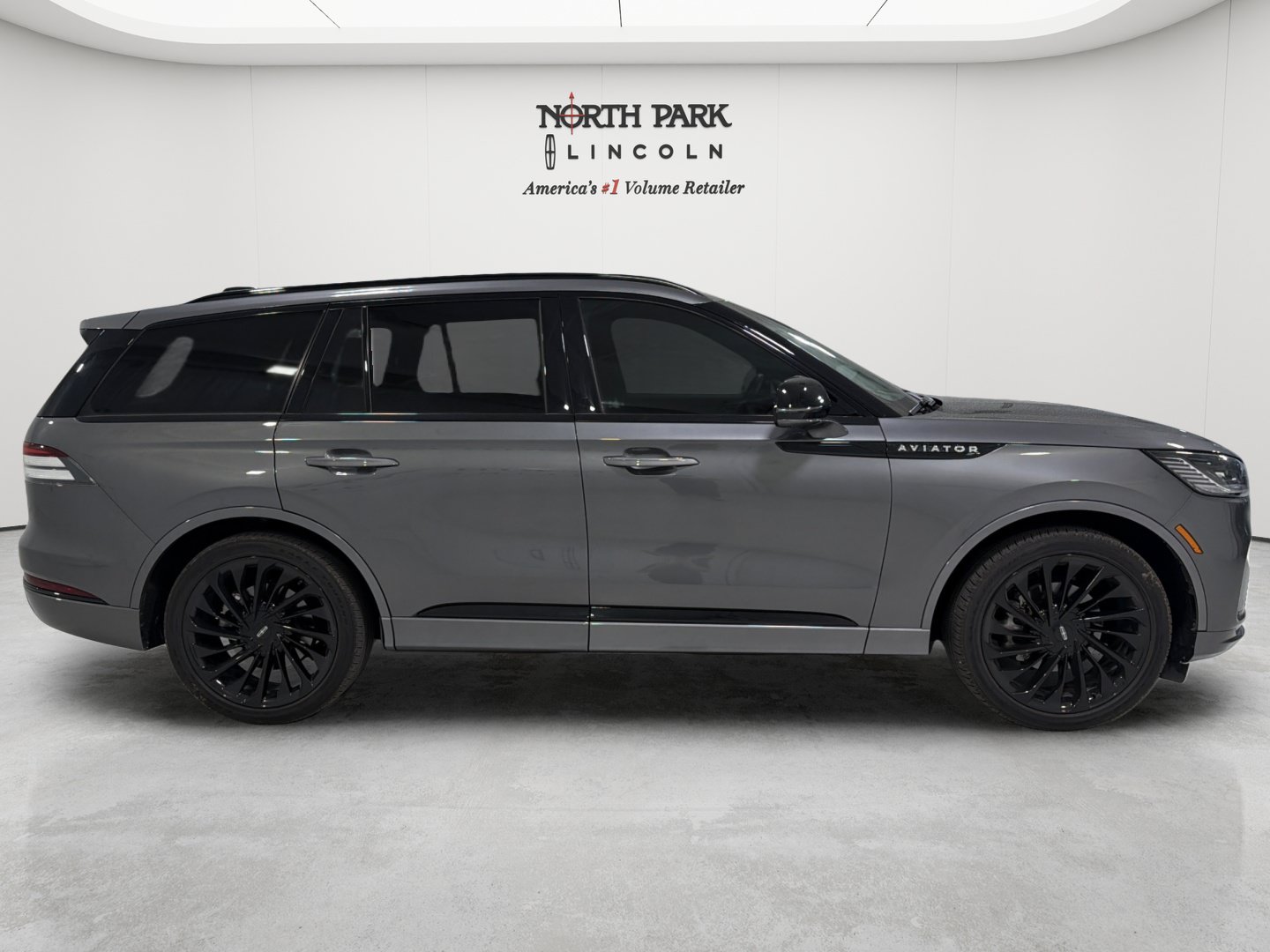 Used 2025 Lincoln Aviator Reserve w/ Jet Appearance Package RWD image 6