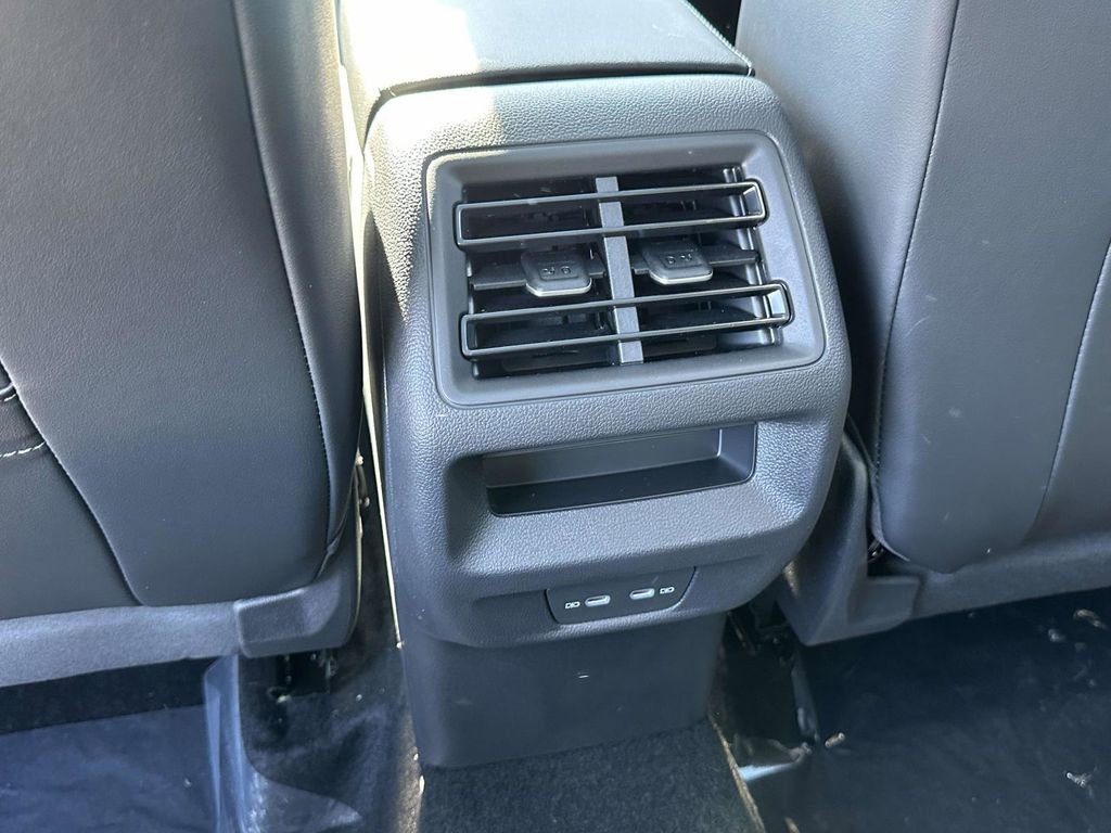 New 2025 Volkswagen Tiguan SE image 10