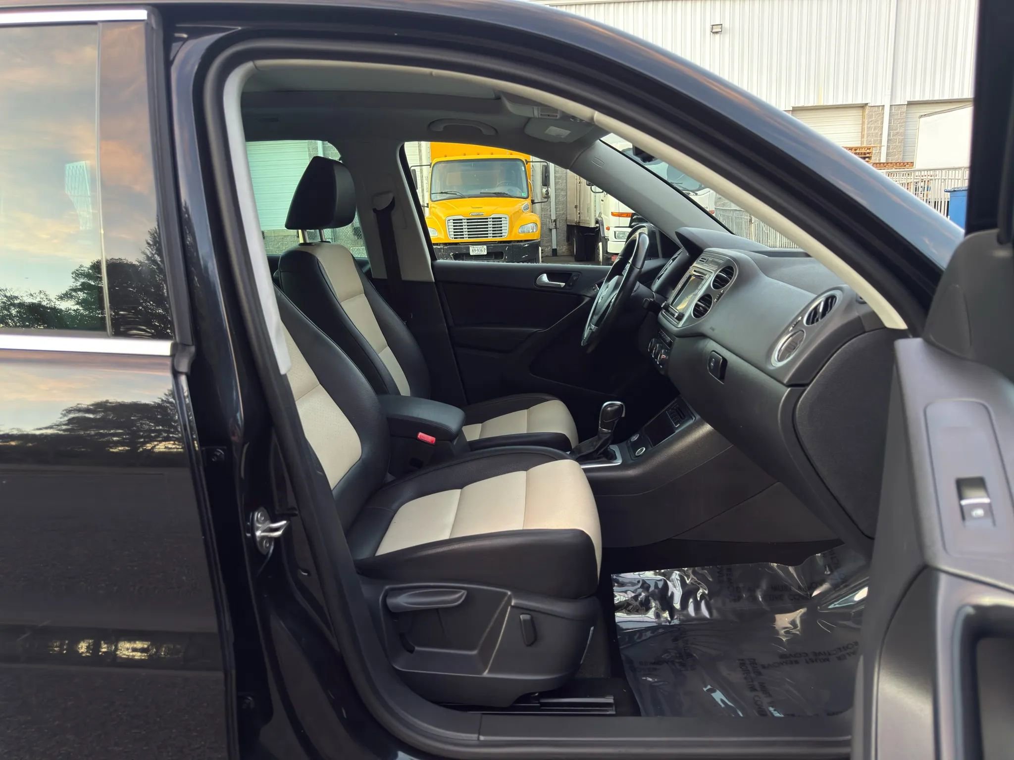 Used 2017 Volkswagen Tiguan Wolfsburg Edition image 23