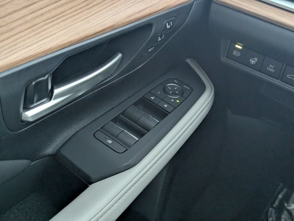 Used 2025 Toyota Grand Highlander AWD Hybrid image 18