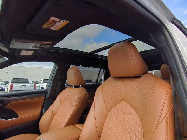 Certified 2025 Toyota Highlander Platinum image 10