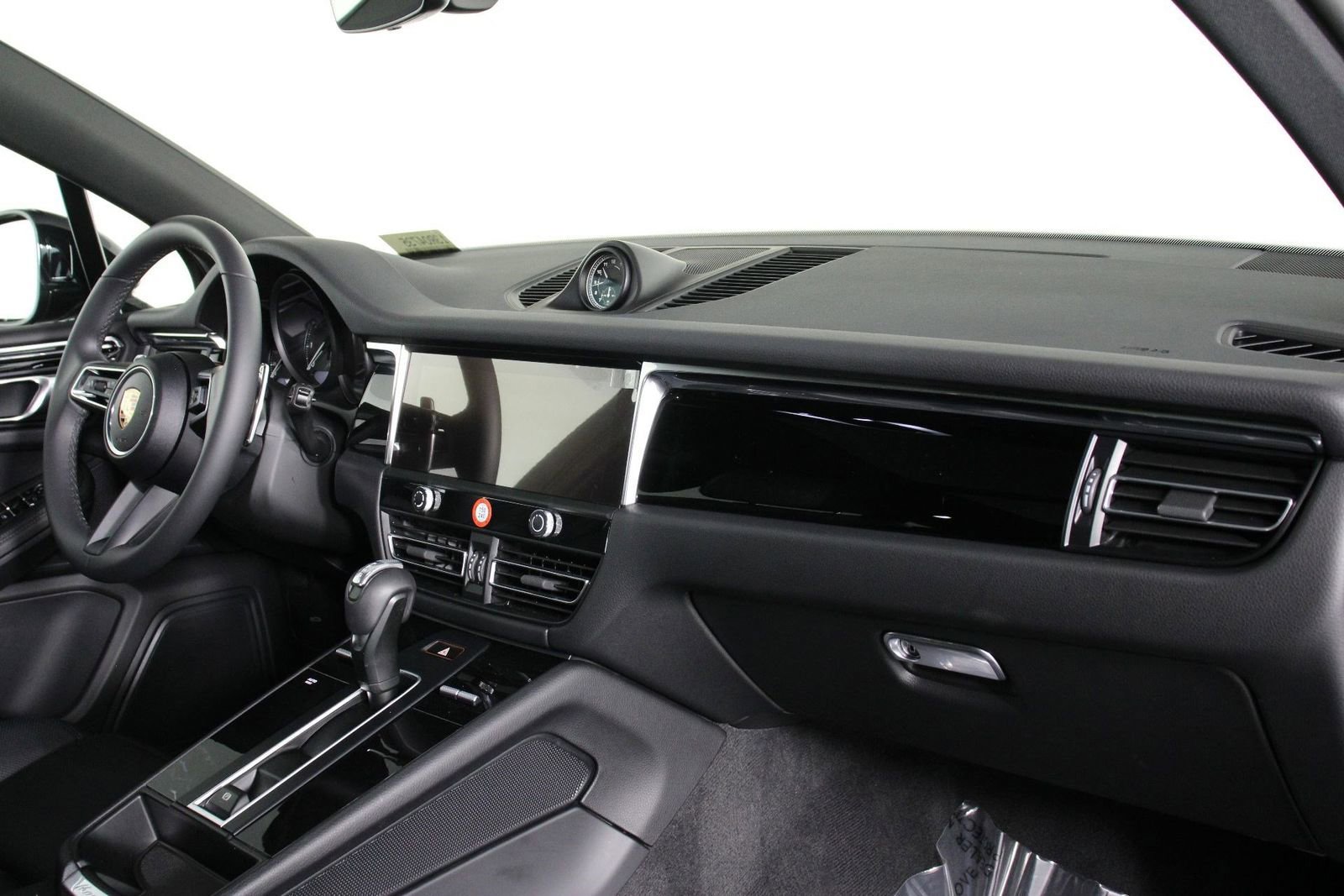 Certified 2025 Porsche Macan image 24