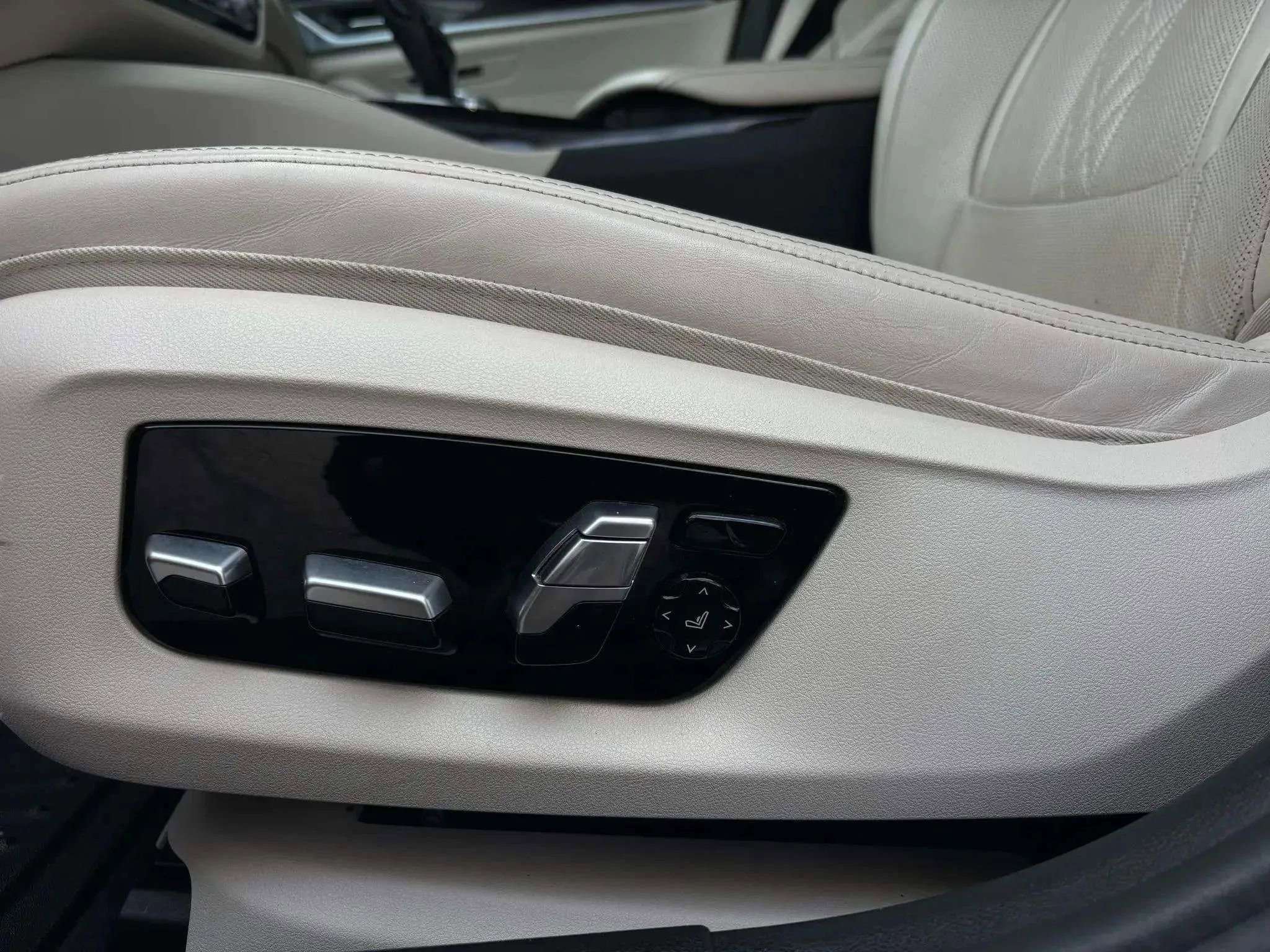 Used 2019 BMW 540i w/ Premium Package image 25