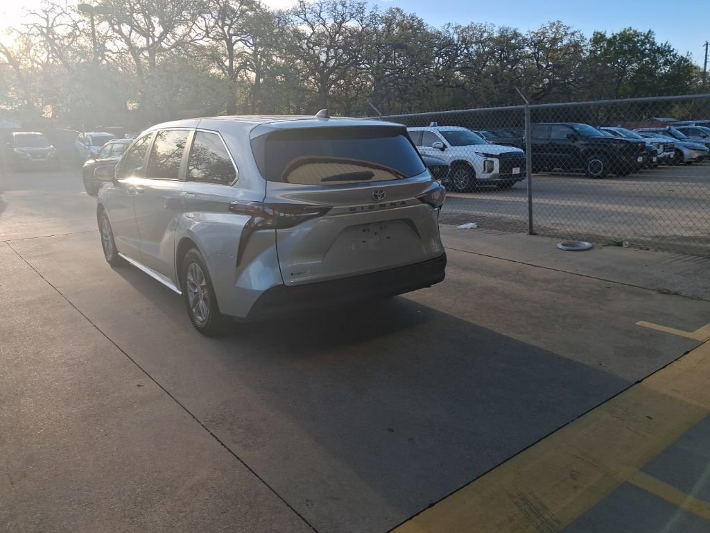 Used 2025 Toyota Sienna LE image 11