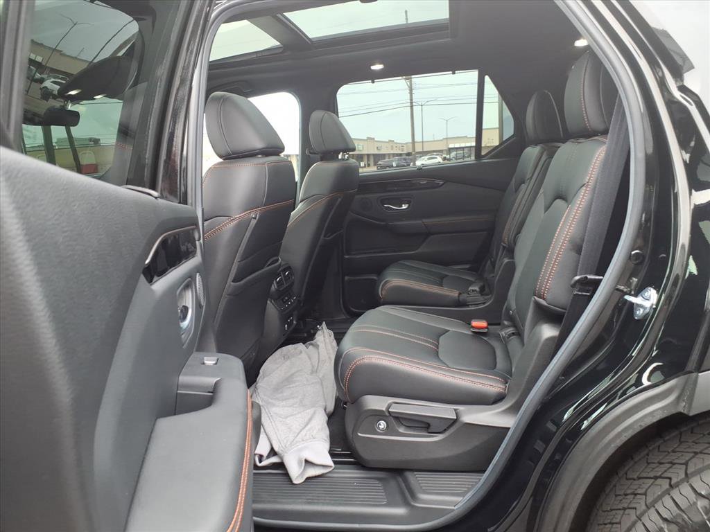 Used 2025 Honda Pilot TrailSport image 16