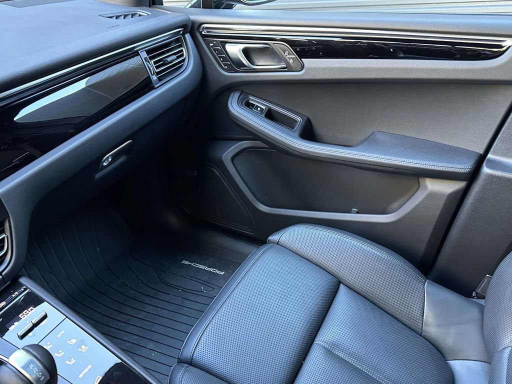 Certified 2025 Porsche Macan AWD/4WD image 29