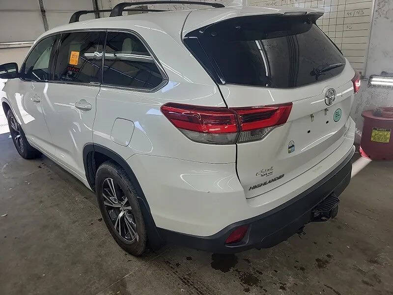 Used 2018 Toyota Highlander Plus w/ Carpet Mat Package (TMS) AWD/4WD image 3