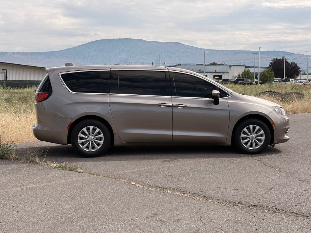 Used 2017 Chrysler Pacifica Touring w/ Tire & Wheel Group FWD image 6