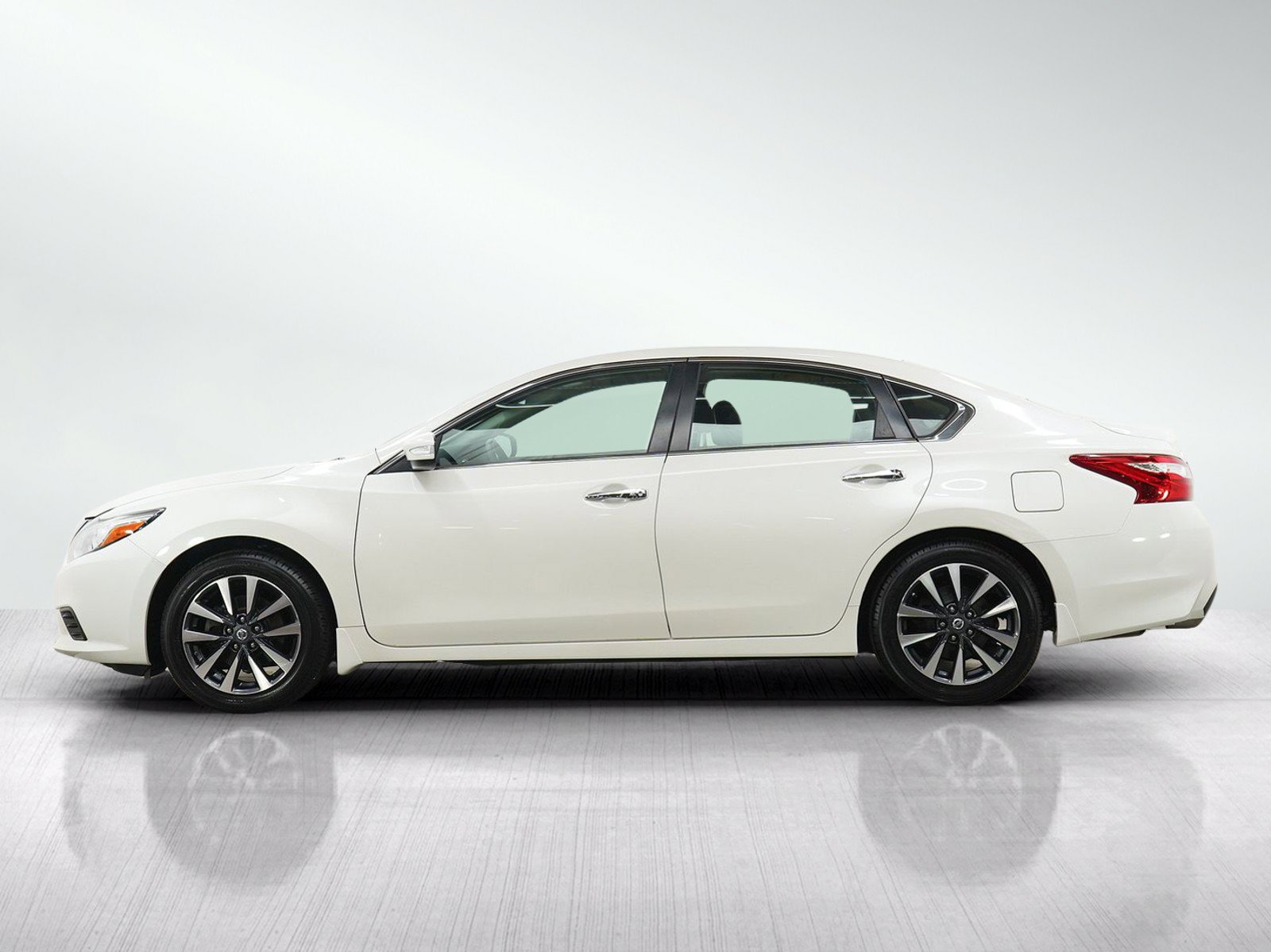 Used 2016 Nissan Altima 2.5 SV w/ Convenience Package FWD image 2