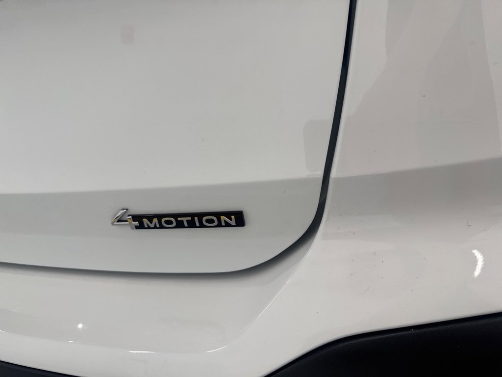 Certified 2025 Volkswagen Taos SE image 8