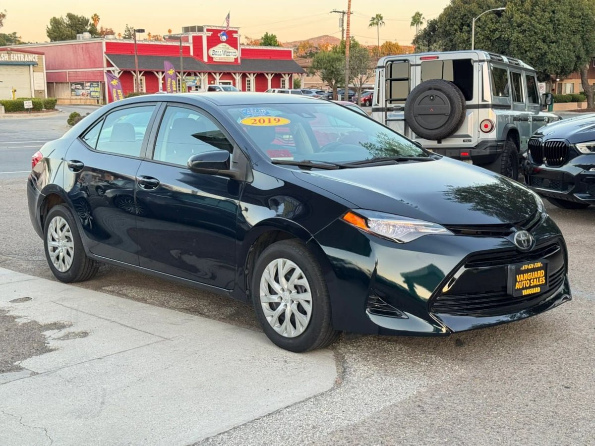 Used 2019 Toyota Corolla LE w/ Carpet Mat Package (TMS) FWD image 2