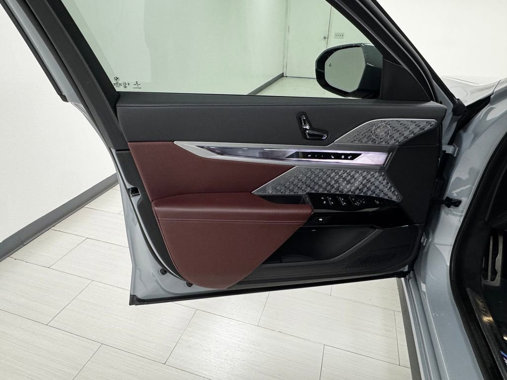 Used 2023 BMW 760i xDrive w/ Executive Package image 10