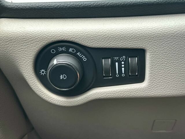Used 2023 Chrysler Pacifica Limited FWD image 32