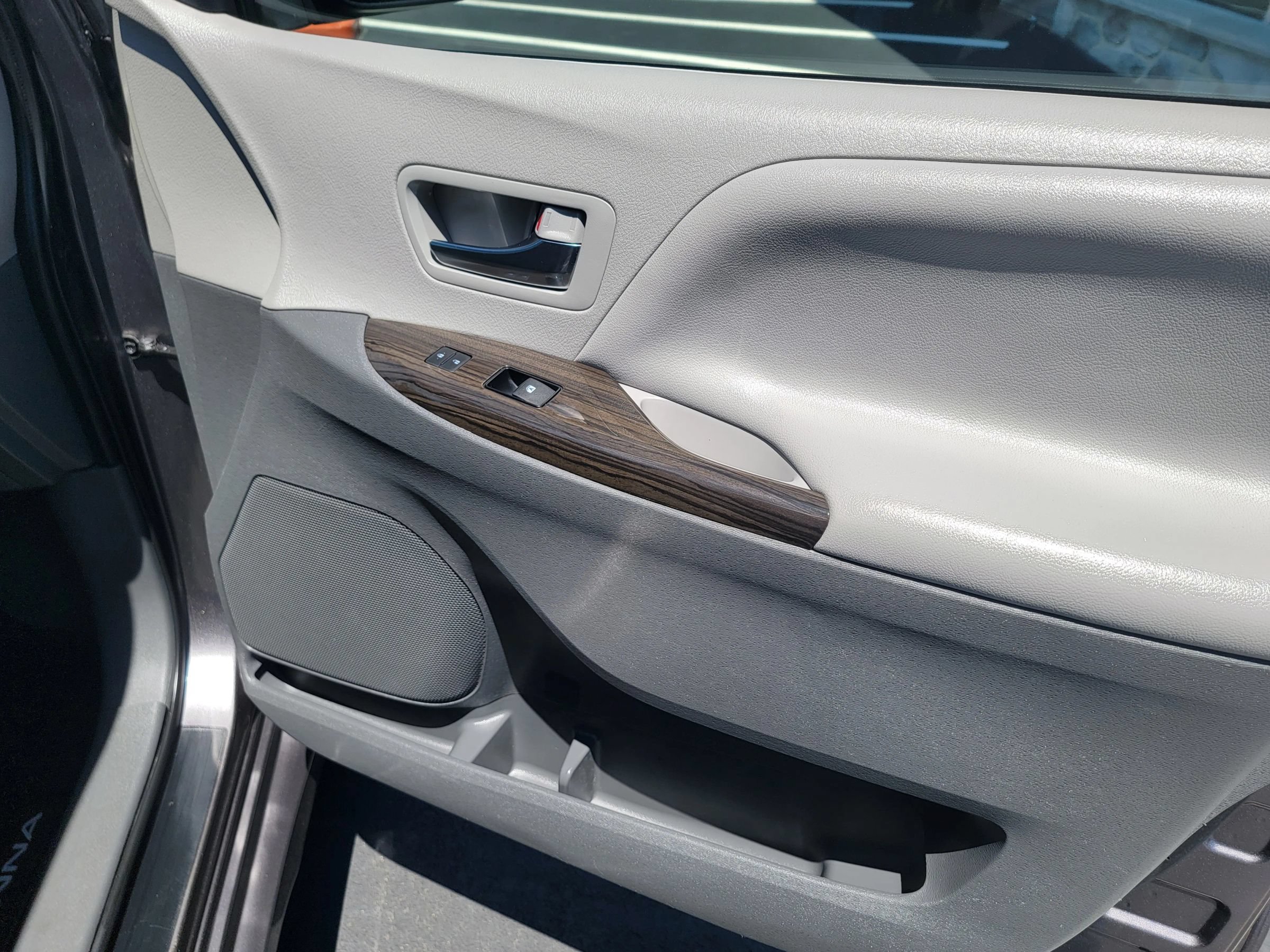 Used 2020 Toyota Sienna XLE AWD/4WD image 28