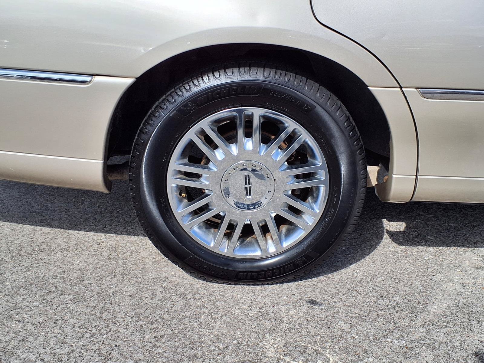 Used 2007 Lincoln Town Car Signature Limited RWD image 25