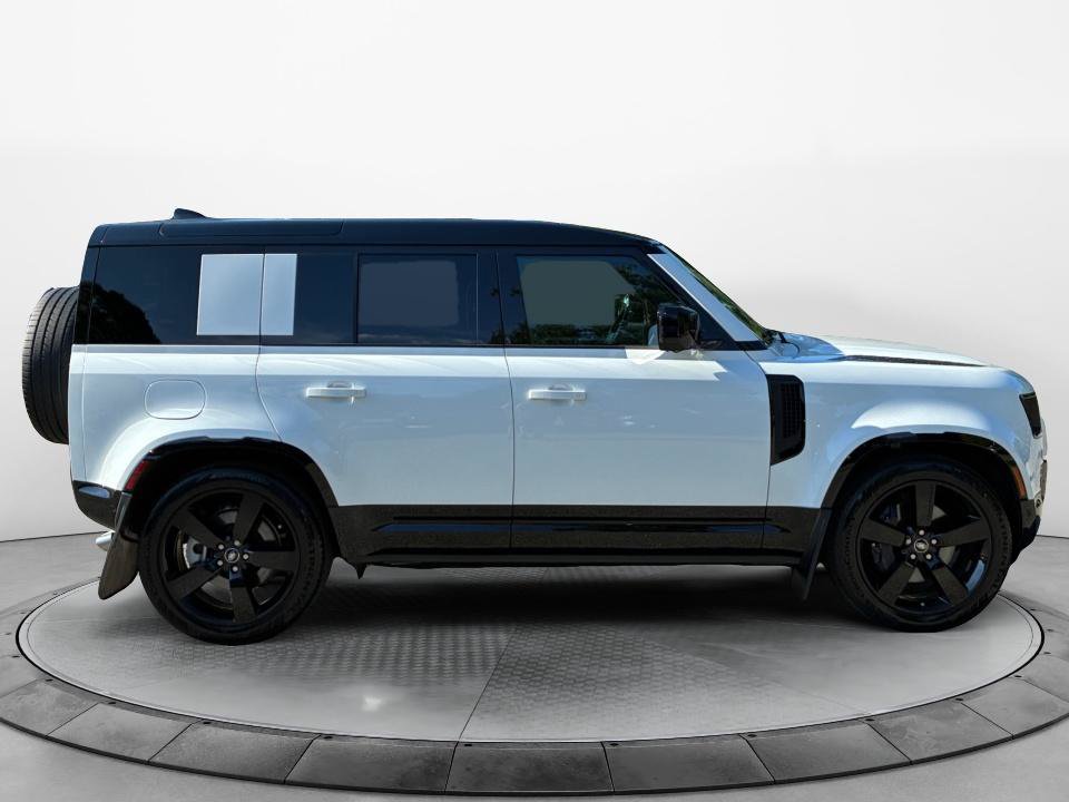 Certified 2025 Land Rover Defender 110 X-Dynamic SE AWD/4WD image 8