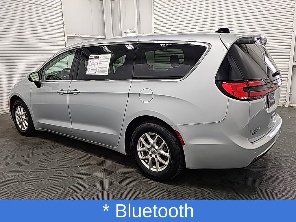 Used 2023 Chrysler Pacifica Touring-L image 6