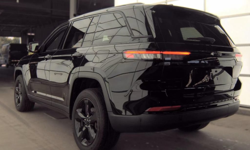 Used 2024 Jeep Grand Cherokee Altitude AWD/4WD image 2