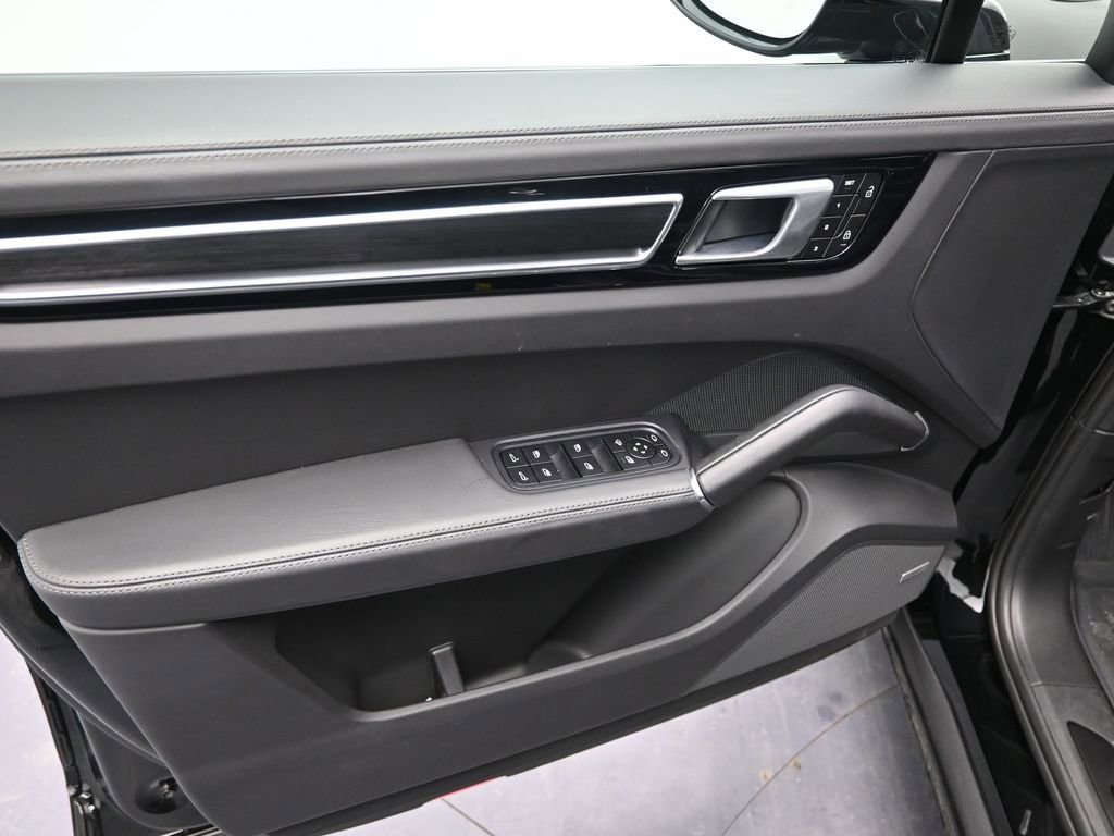 Used 2022 Porsche Cayenne GTS image 22