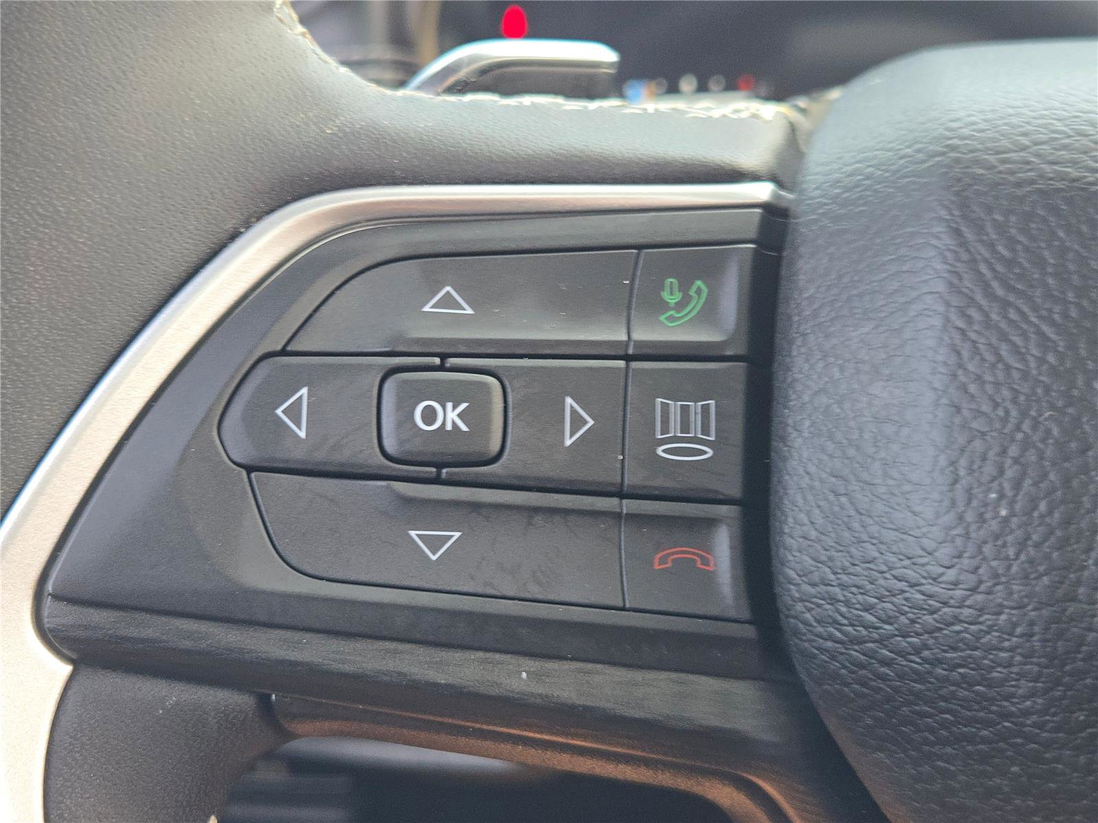 Certified 2024 Jeep Grand Cherokee Altitude image 37