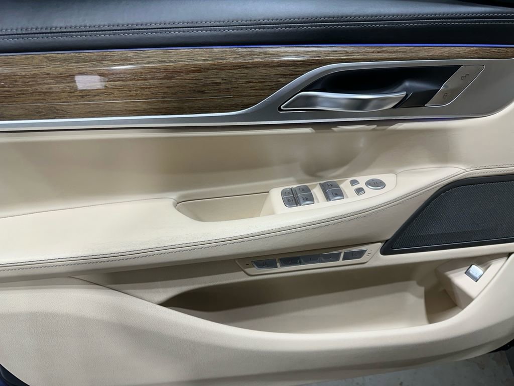Used 2018 BMW 750i xDrive image 16