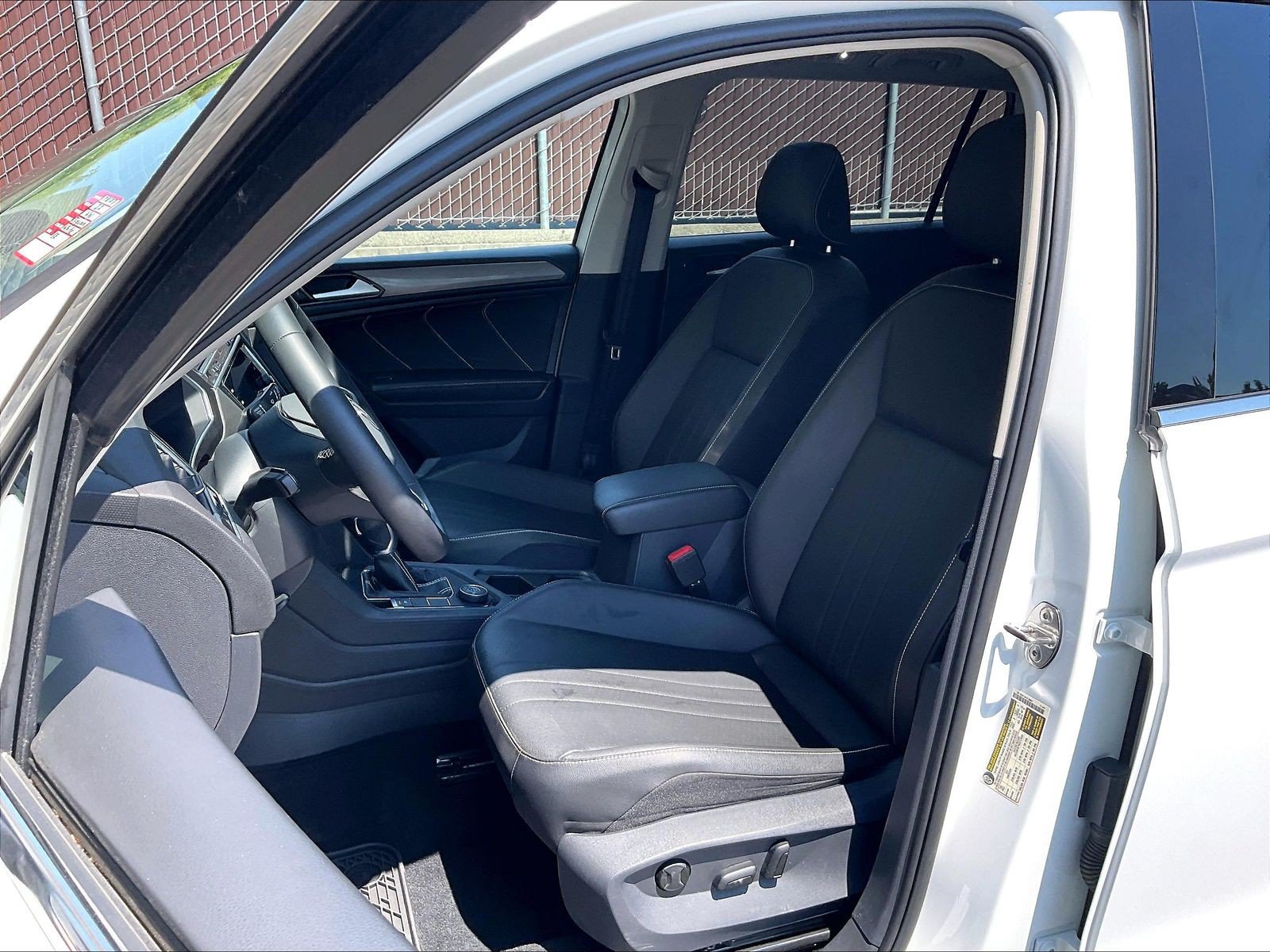 Certified 2022 Volkswagen Tiguan SE w/ Panoramic Sunroof Package AWD/4WD image 24