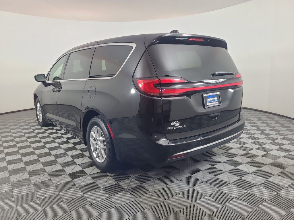 Used 2025 Chrysler Pacifica Select FWD image 5
