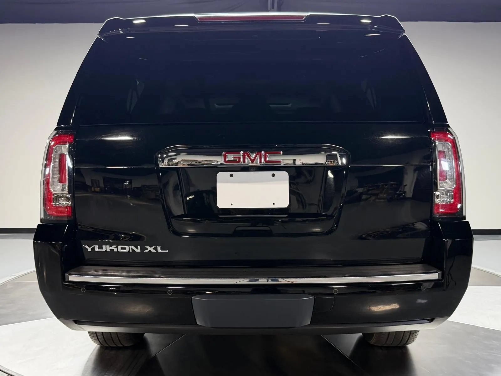 Used 2017 GMC Yukon XL Denali w/ Open Road Package AWD/4WD image 5