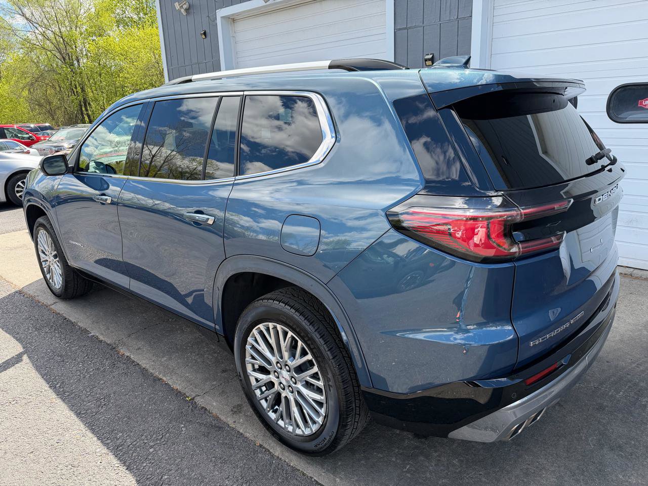 Used 2025 GMC Acadia Denali AWD/4WD image 6