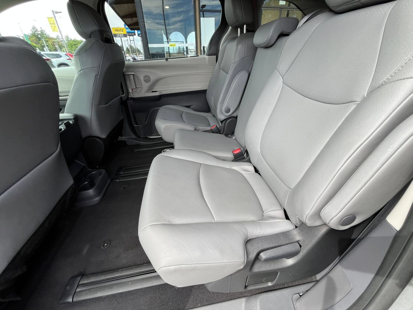Used 2023 Toyota Sienna XLE FWD image 27