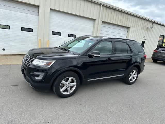 Used 2017 Ford Explorer XLT w/ Equipment Group 202A AWD/4WD image 13