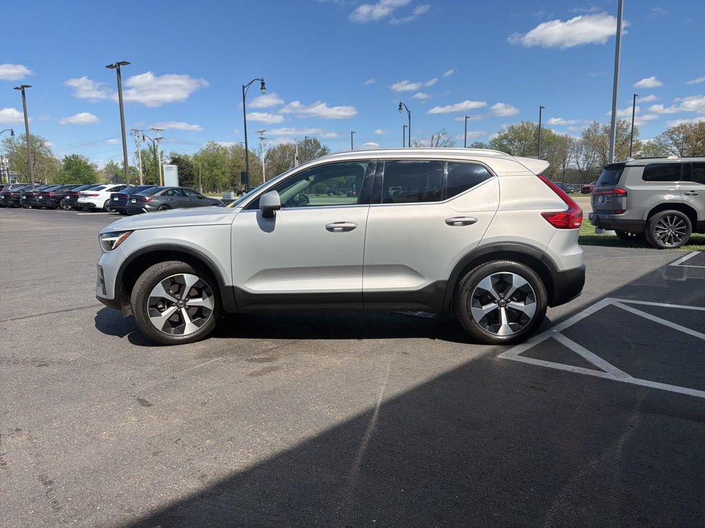 Used 2025 Volvo XC40 B5 Plus image 6