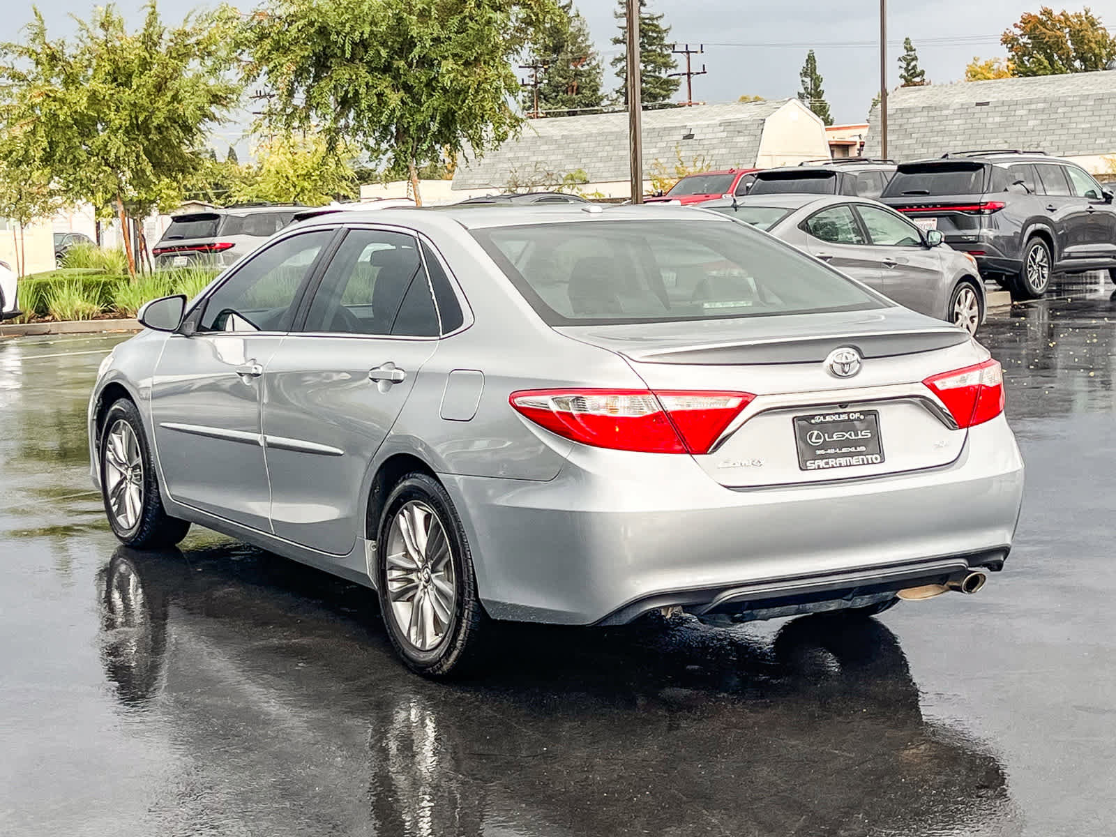 Used 2017 Toyota Camry SE image 2