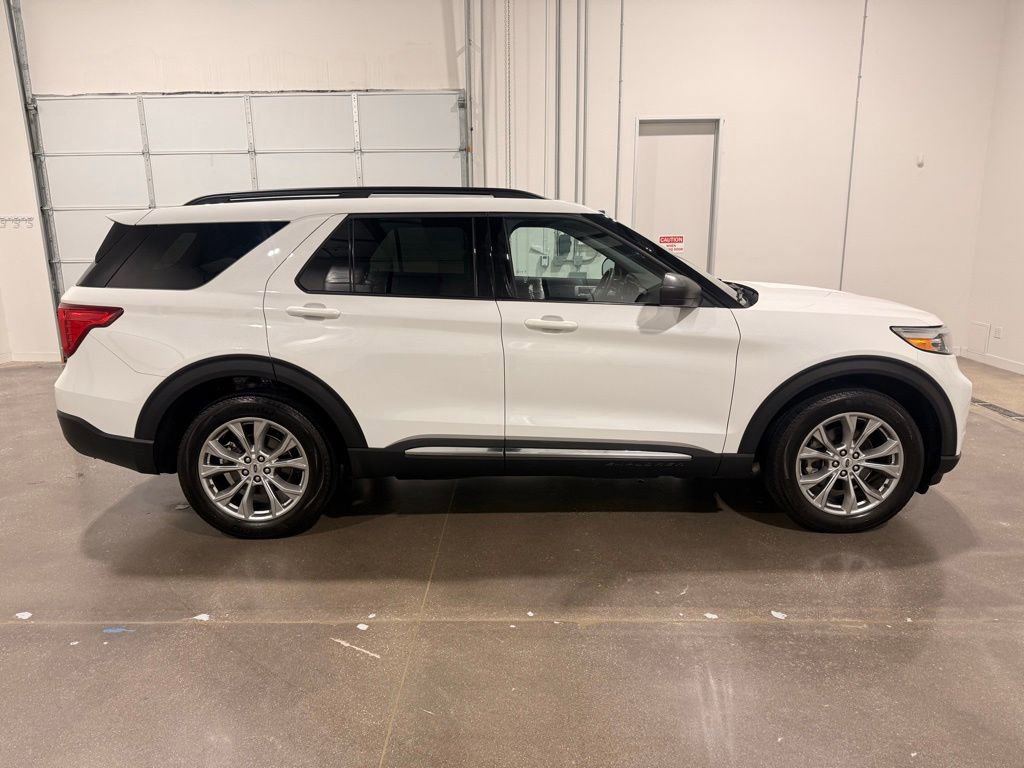 Used 2023 Ford Explorer XLT w/ Equipment Group 202A AWD/4WD image 4