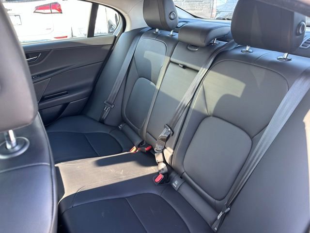 Used 2019 Jaguar XE Premium image 32