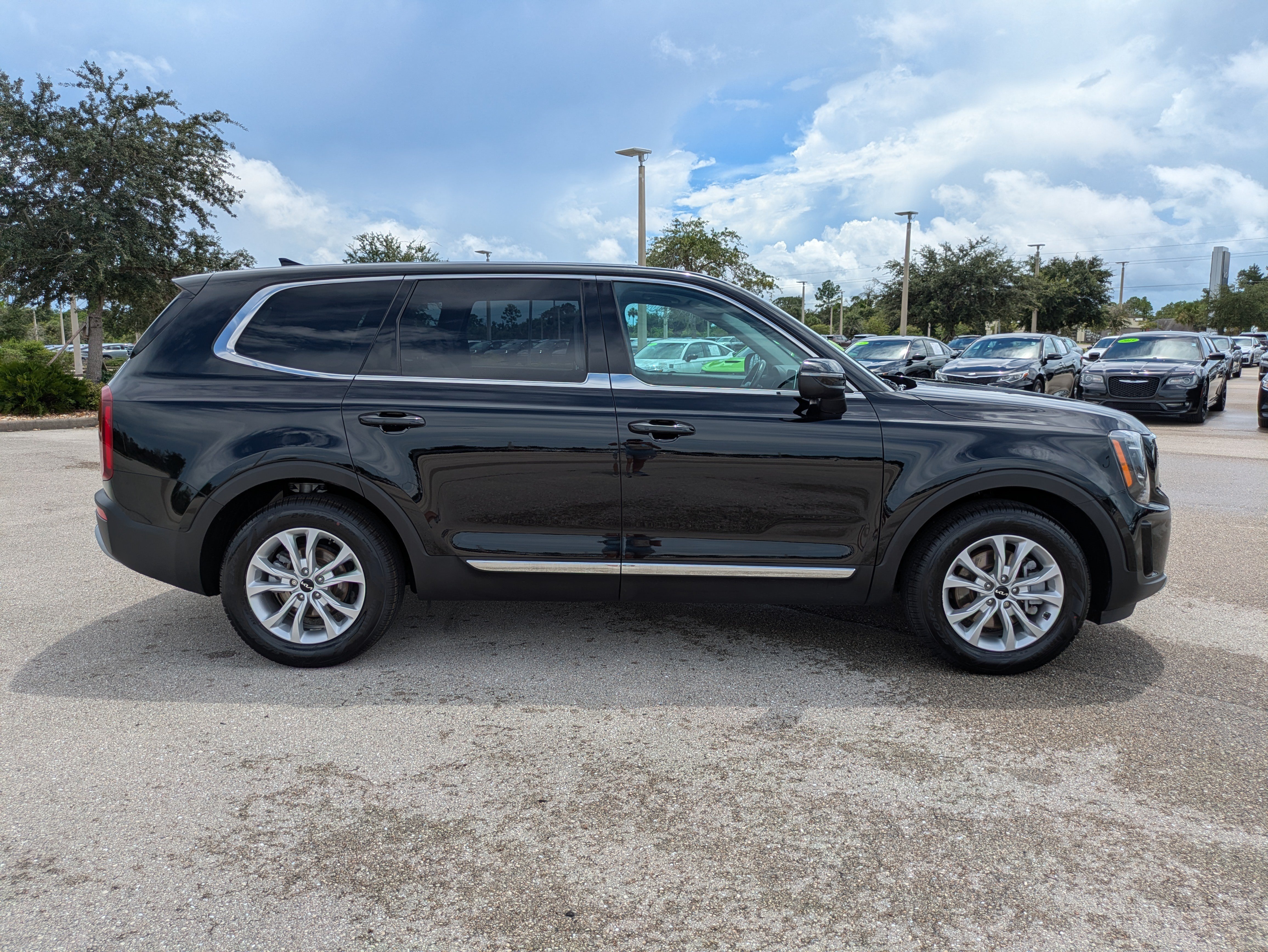 Used 2022 Kia Telluride LX AWD/4WD image 3