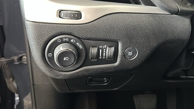 Used 2018 Jeep Cherokee Latitude Plus w/ Comfort/Convenience Group AWD/4WD image 19