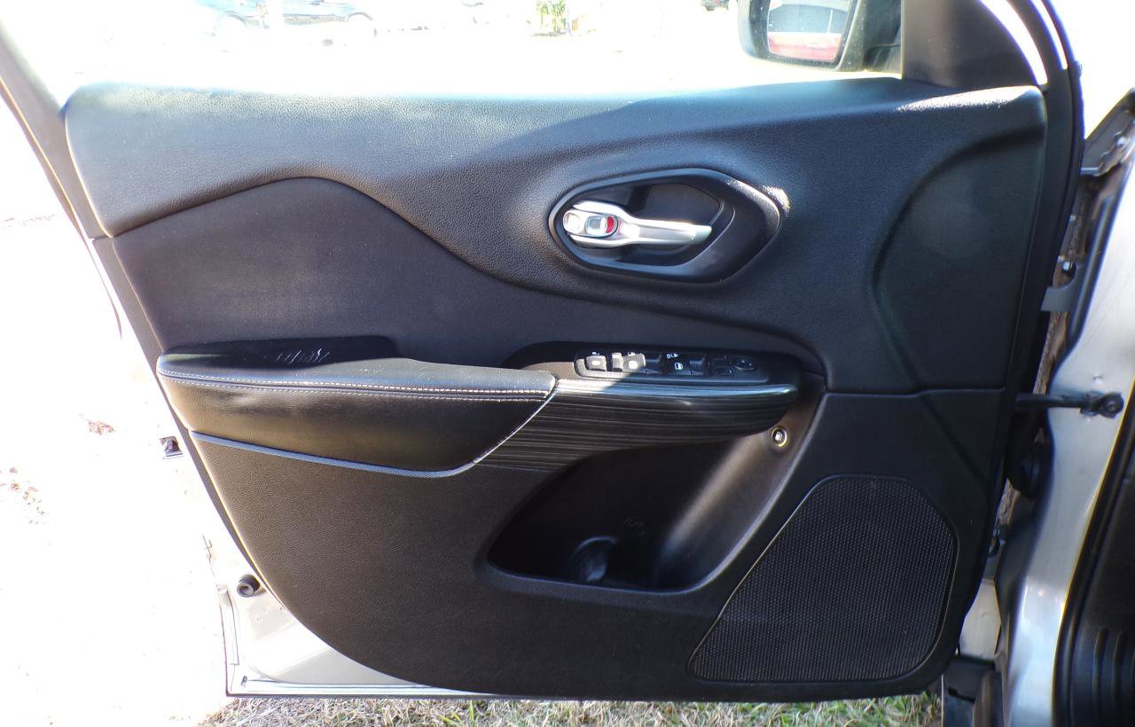 Used 2014 Jeep Cherokee Latitude w/ Comfort/Convenience Group image 31