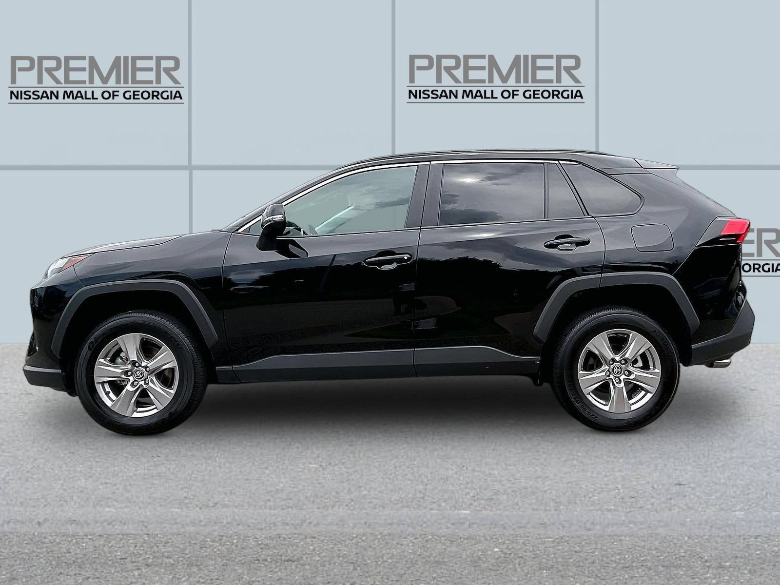 Used 2025 Toyota RAV4 XLE FWD image 4