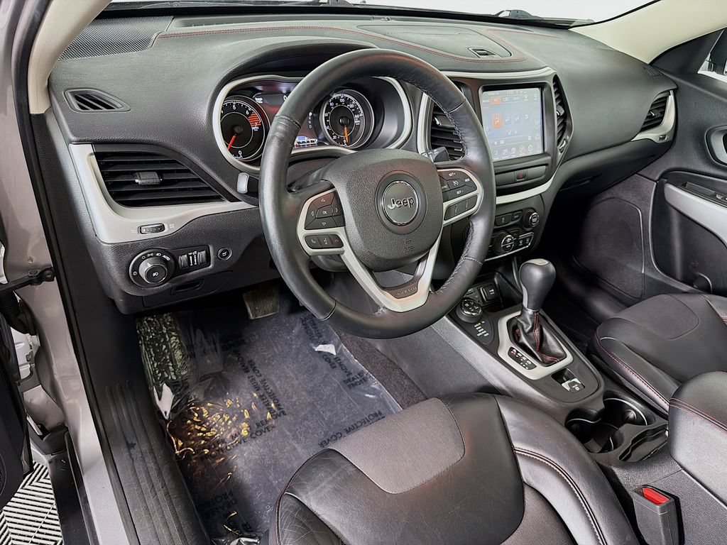 Used 2017 Jeep Cherokee Trailhawk AWD/4WD image 9