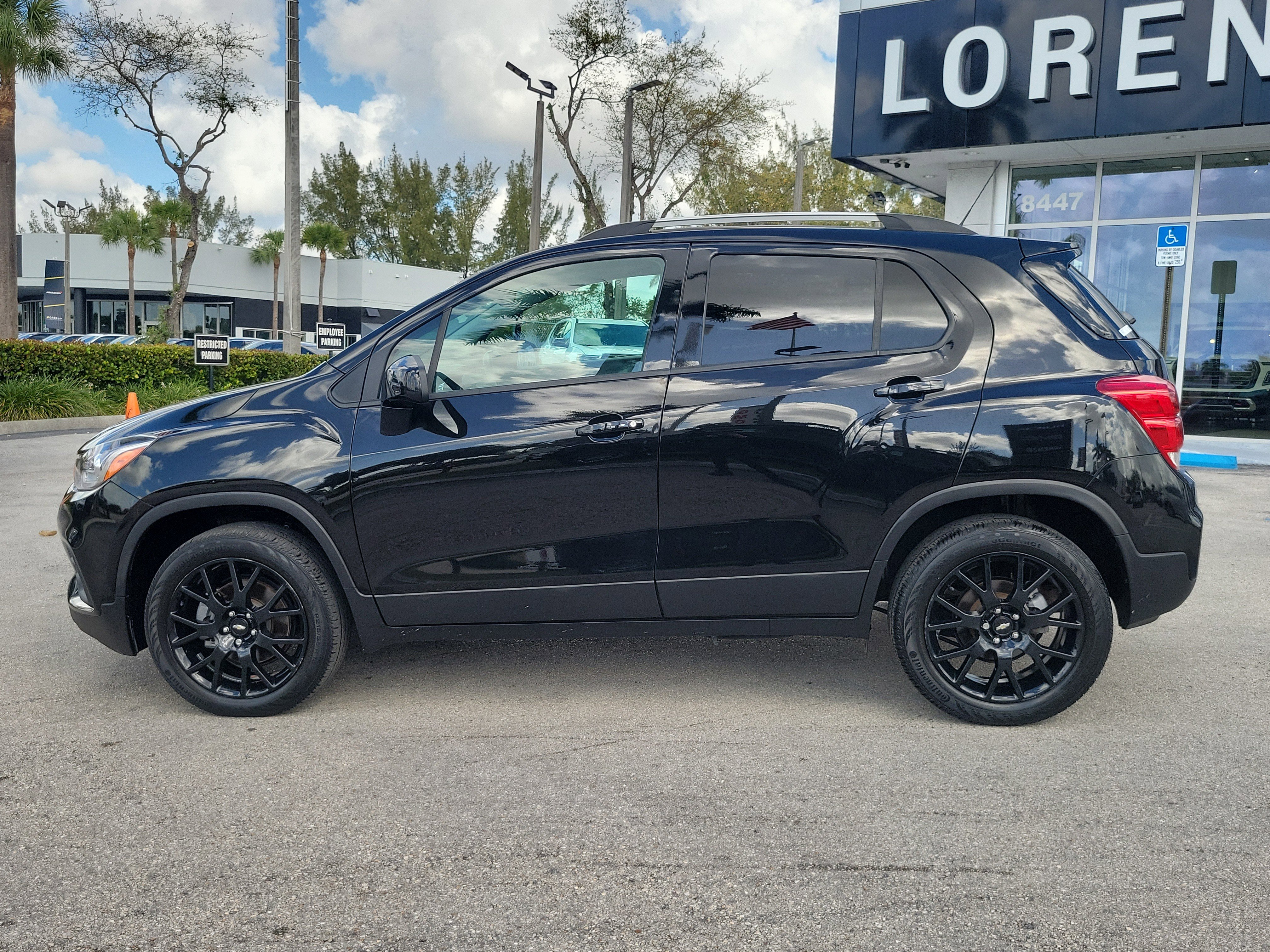 Used 2022 Chevrolet Trax LT w/ Midnight Edition image 8