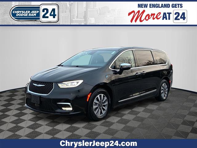 Used 2023 Chrysler Pacifica Limited w/ Uconnect Theater Family Group
