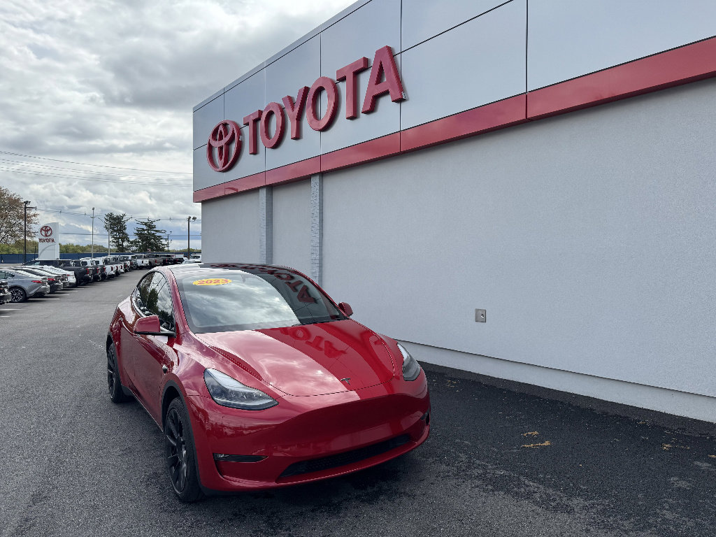 Used 2023 Tesla Model Y Long Range AWD/4WD image 1