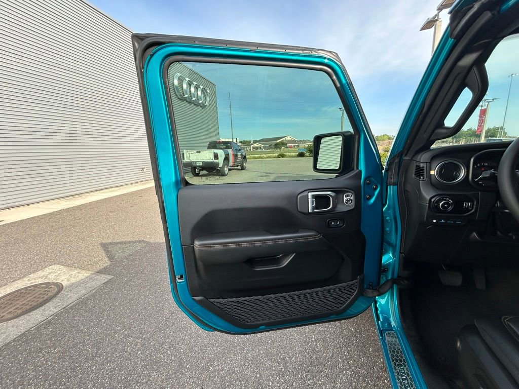 Used 2024 Jeep Wrangler Unlimited Sahara w/ Technology Group AWD/4WD image 75