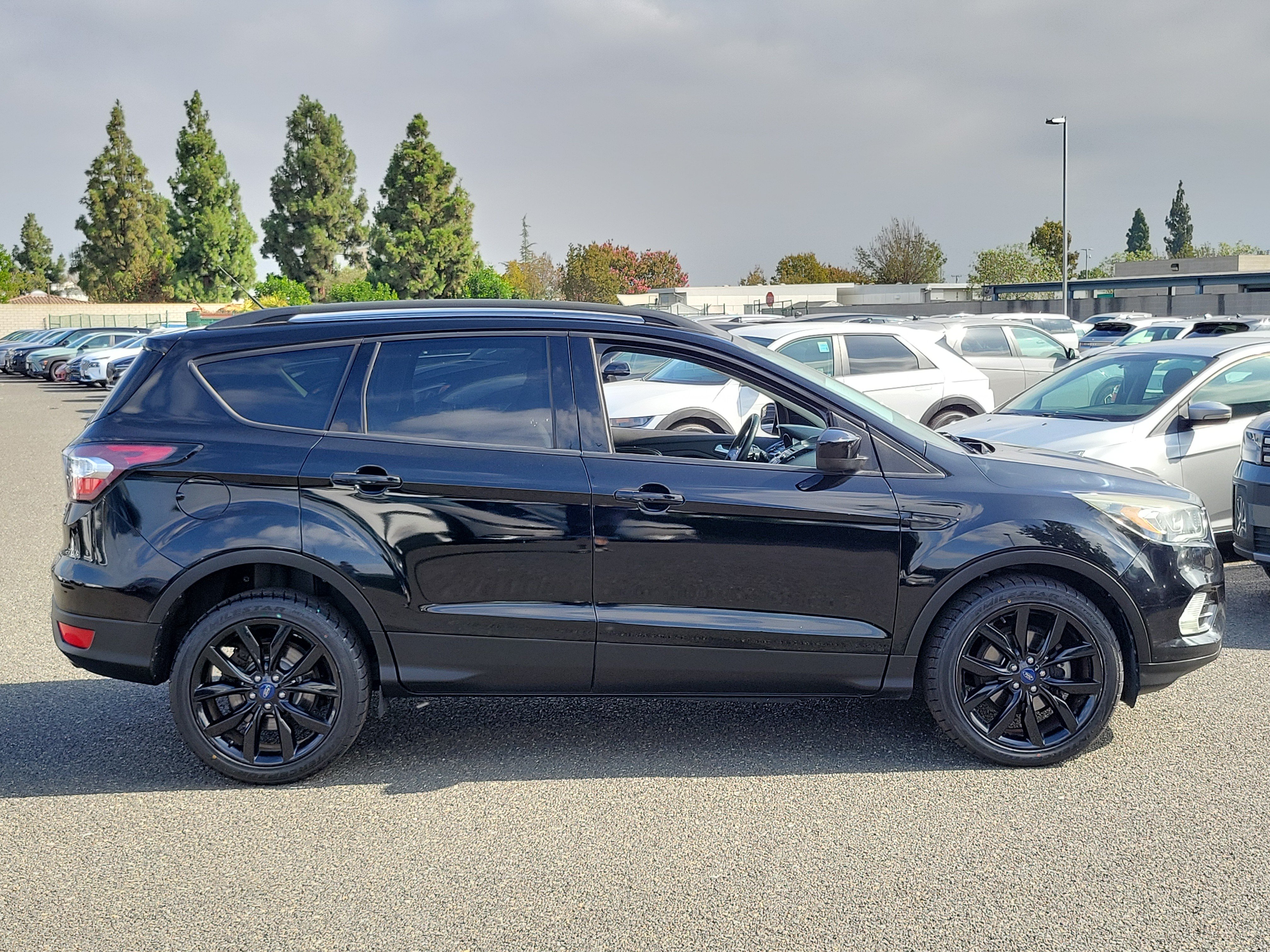 Used 2017 Ford Escape SE w/ SE Sport Appearance Package FWD image 5